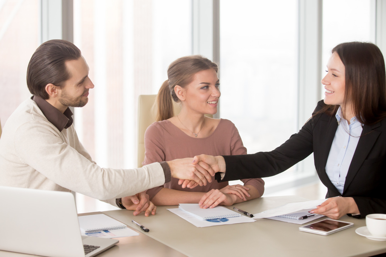 apreton-manos-hombre-negocios-empresaria-reunion-negocios-que-sienta-oficina